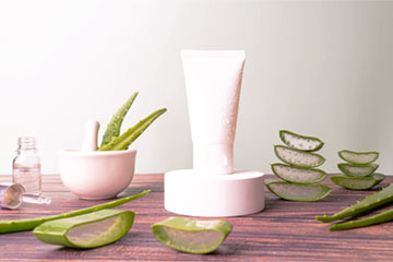 lipoid-kosmetik_product_finder_product-conformity Aloe leaves and cosmetic products ilulstrate different product conformities